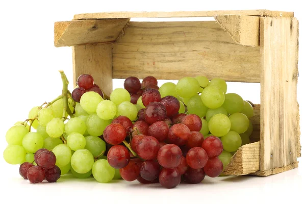 在一个木箱中的红、 白葡萄 — 图库照片