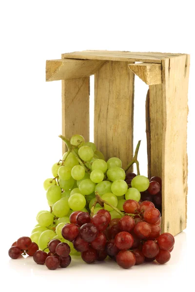 Rote und weiße Trauben in einer Holzkiste — Stockfoto