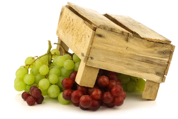Rote und weiße Trauben unter Holzkiste — Stockfoto