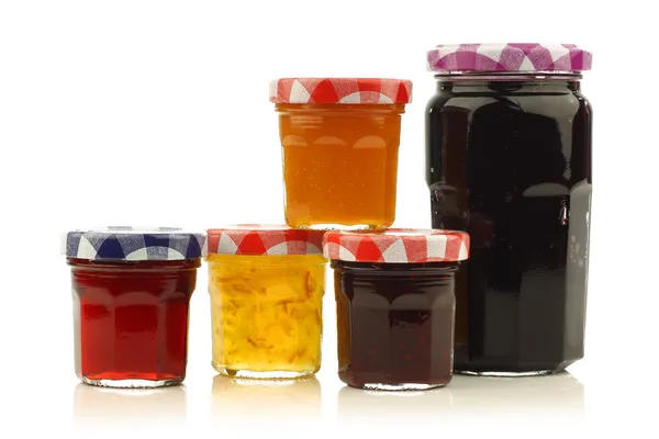Frascos de vidrio con una variedad de mermelada y mermelada —  Fotos de Stock