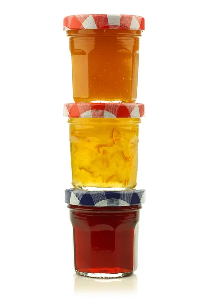 Gestapelde glazen potten met geassorteerde jam en marmelade — Stockfoto