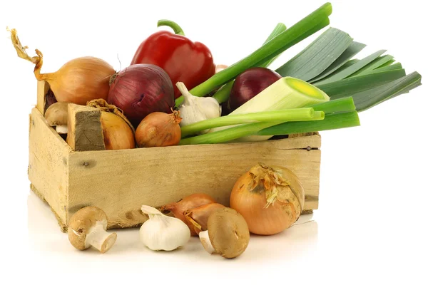 Verduras frescas surtidas en una caja de madera —  Fotos de Stock