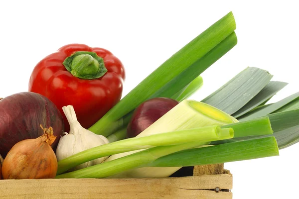 Färska blandade grönsaker i en trälåda — Stockfoto