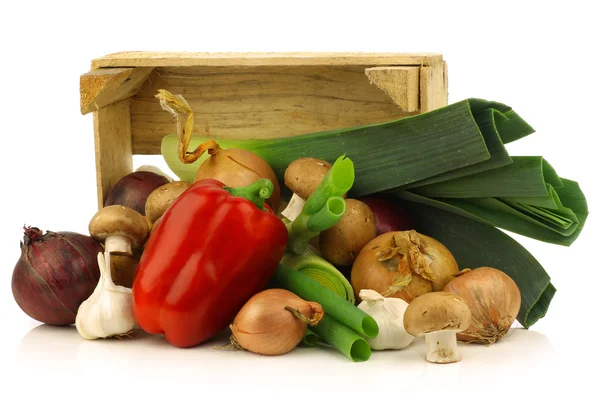 Свежие овощи в деревянном ящике — стоковое фото