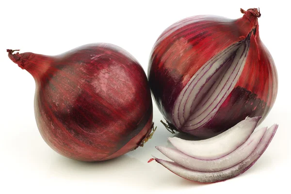 Taze kırmızı soğan ve bir kesim — Stok fotoğraf