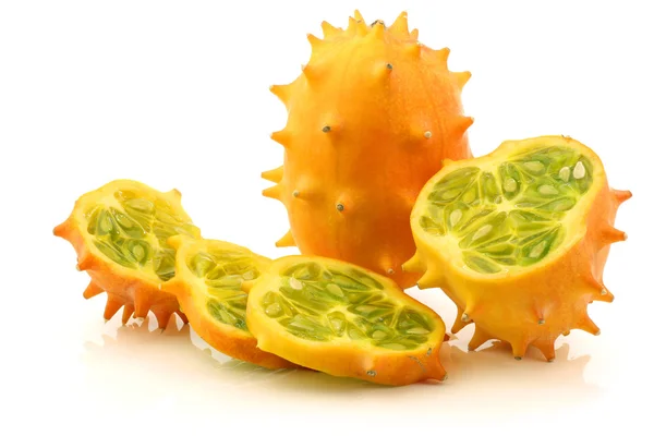 Kiwano melon ((Cucumis metuliferus) "African Horned Melon" and a cut one — Stock Photo, Image
