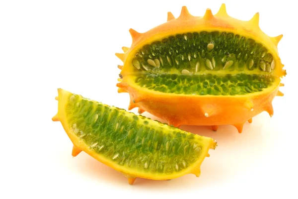 Kiwano melon ((Cucumis metuliferus) "Melon d'Afrique cornu" et une pièce coupée — Photo