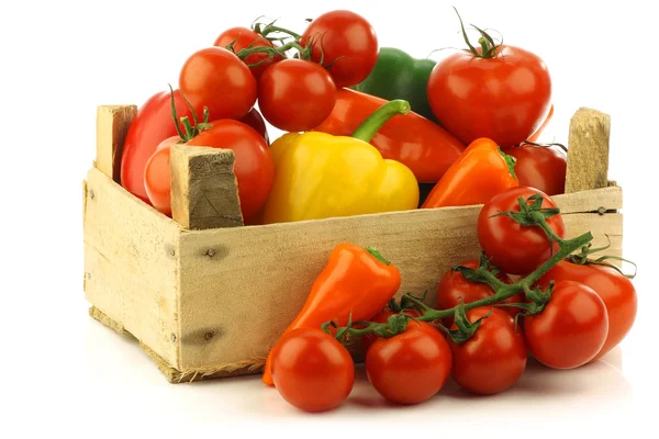 Blandade grönsaker i en trälåda — Stockfoto