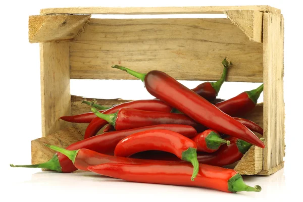 Świeże czerwone papryki chili w drewnianej skrzyni — Zdjęcie stockowe