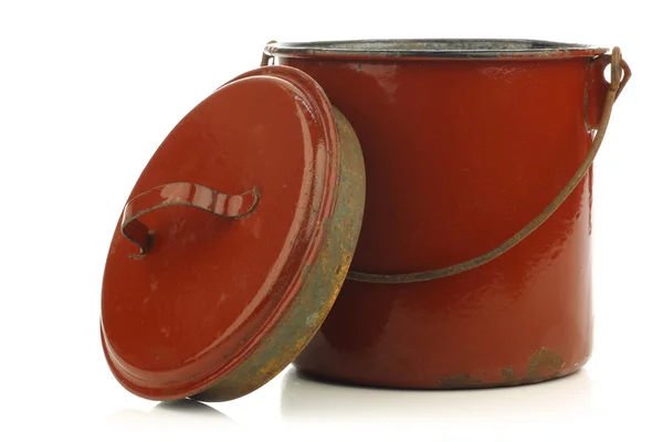 Pot de cuisson en émail marron vintage avec poignée — Photo