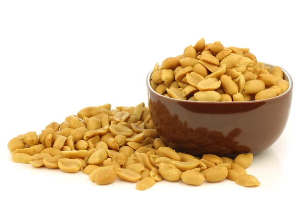 Leckere Erdnüsse in einer braunen Schüssel — Stockfoto
