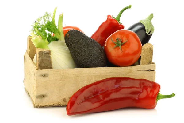 Geassorteerde groenten in een houten krat — Stockfoto