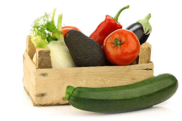 Verduras frescas surtidas en una caja de madera — Foto de Stock