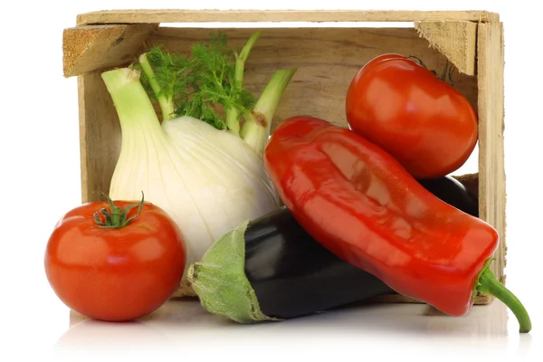 Verduras frescas surtidas en una caja de madera —  Fotos de Stock
