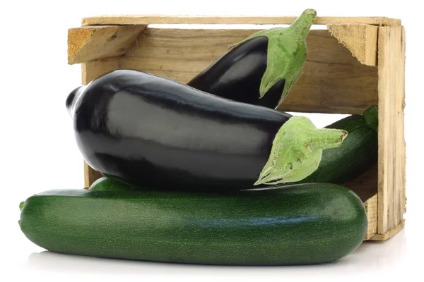 Färsk zucchini och aubergine i en trälåda — Stockfoto