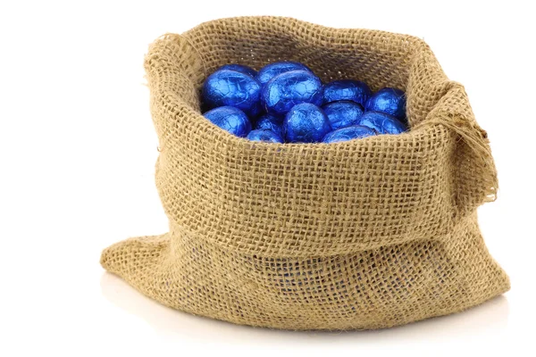 麻布袋的多彩巧克力复活节彩蛋 — 图库照片