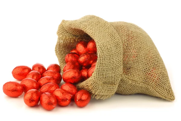 Kolorowe czekoladowe jaja wielkanocne w płótnie torby — Zdjęcie stockowe