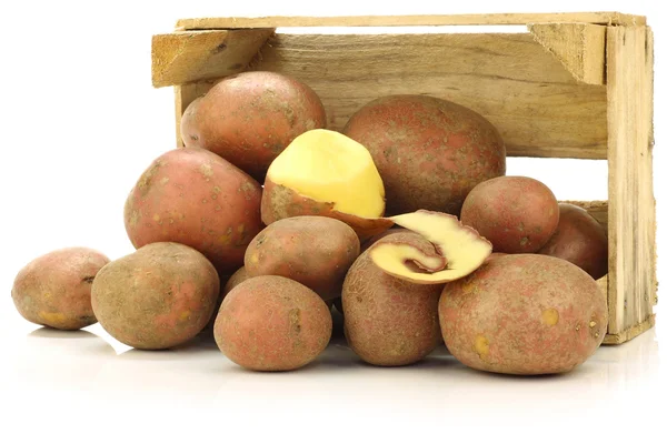 "bildtstar"와 나무 상자에 껍질을 벗 겨 한 갓 수확된 네덜란드 감자 — 스톡 사진