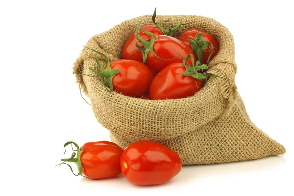 Tomates pomodori italianos frescos en una bolsa de arpillera —  Fotos de Stock