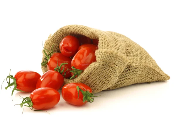 Tomates pomodori italianos frescos en una bolsa de arpillera — Foto de Stock