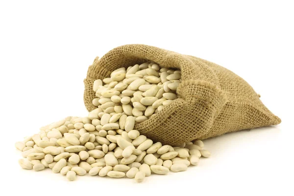 バーラップ袋に白豆を乾燥 — ストック写真