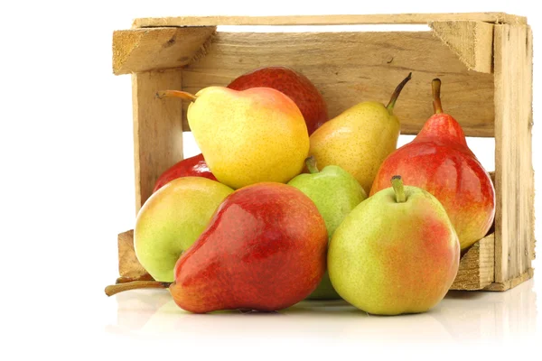 在木箱中不同多彩梨的分类 — 图库照片