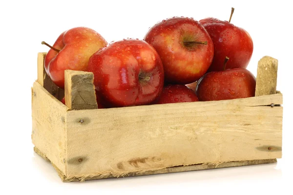 Manzanas rojas frescas y deliciosas de Ambrosia en una caja de madera —  Fotos de Stock