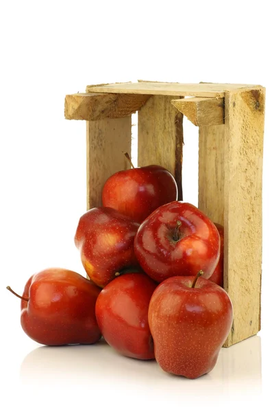 Frische und köstliche rote Ambrosia-Äpfel in einer Holzkiste — Stockfoto