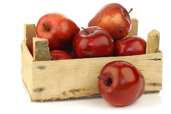 Свіжі і смачні червоні яблука Амброзія в дерев'яній ящиці — стокове фото