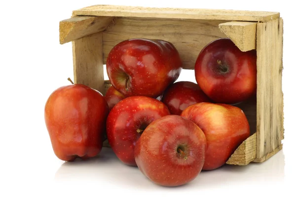 Maçãs vermelhas Ambrosia frescas e deliciosas em uma caixa de madeira — Fotografia de Stock