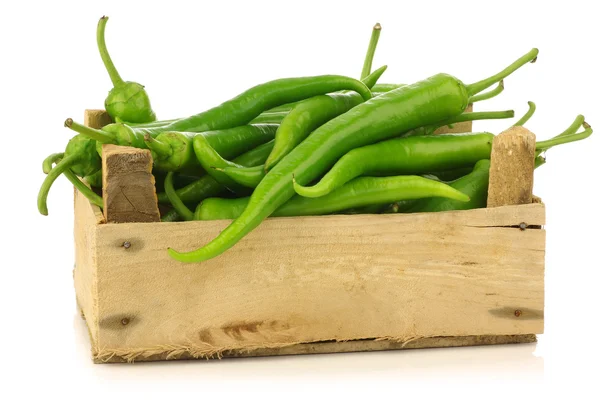 Vers geoogste jalapeno pepers in een houten krat — Stockfoto