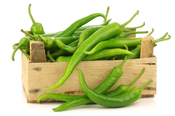 Vers geoogste jalapeno pepers in een houten krat — Stockfoto