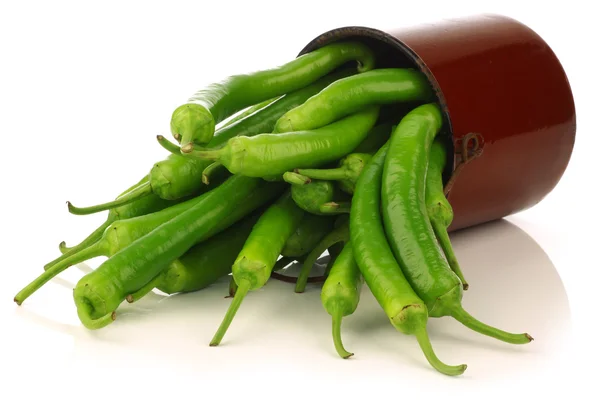 Nyskördade jalapeno paprika i en emalj kokkärl — Stockfoto
