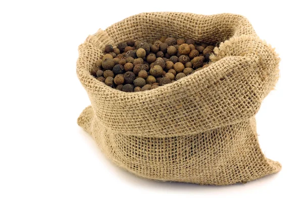 Pimienta de Jamaica (pimienta seca) en una bolsa de arpillera — Foto de Stock