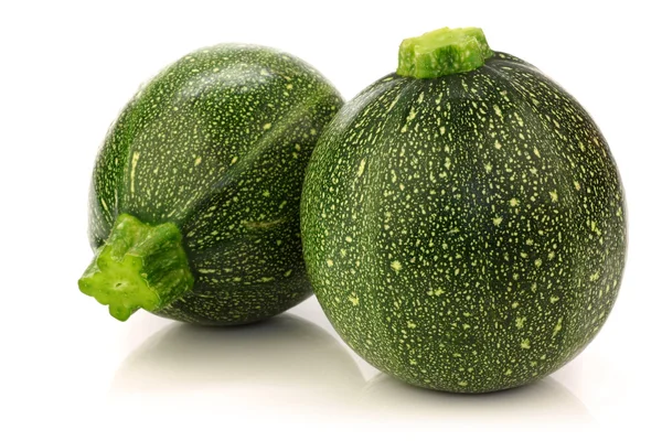 Två färska runda zucchini — Stockfoto
