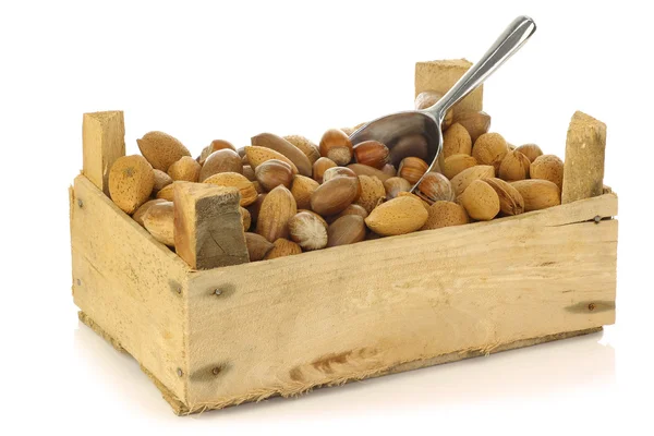 Geassorteerde noten in een houten doos met een bolletje van aluminium — Stockfoto