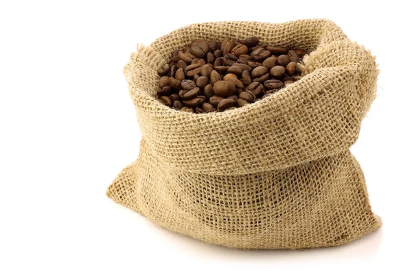 Κόκκους καφέ σε μια τσάντα λινάτσα — Φωτογραφία Αρχείου