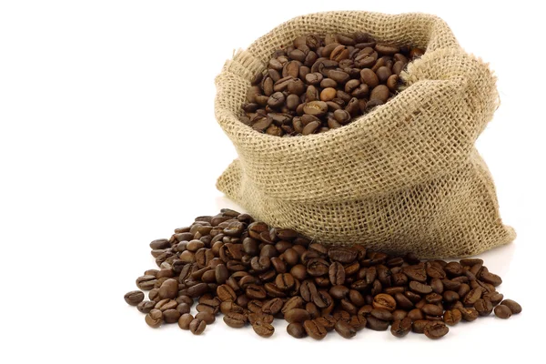 Kaffebönor i en säckväv säck — Stockfoto
