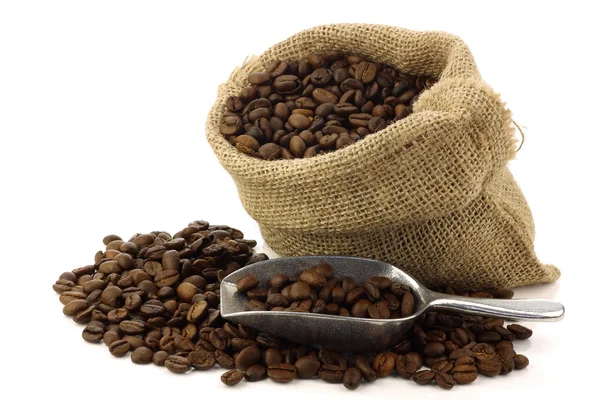 Coffee beans in a burlap bag with an aluminum scoop — Stock Photo, Image