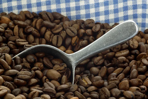 Kaffebönor i en korg med en aluminium scoop — Stockfoto