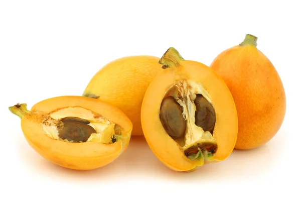 Fresh loquat fruit (Eriobotrya japonica) and a cut one — Stock Photo, Image