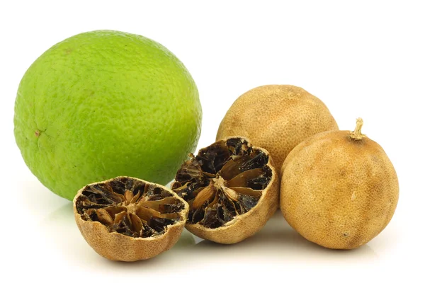 Skär torkade "vita lime" frukt och en färsk — Stockfoto