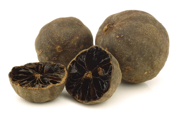 Fruta seca de "lima negra" y una cortada — Foto de Stock