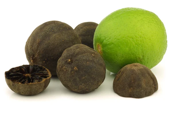 Skär torkade svarta limefruit och en färsk — Stockfoto