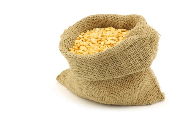 Yellow split peas in a burlap bag — Stock Photo, Image