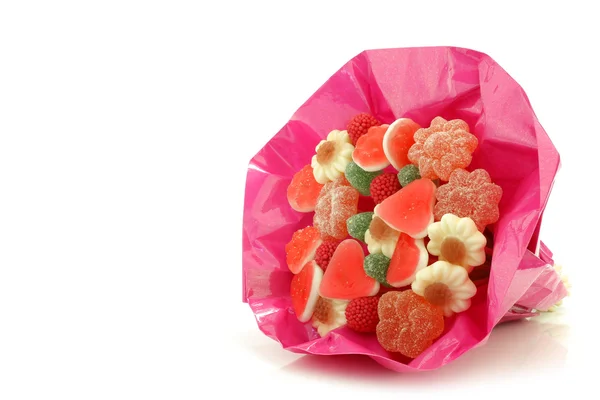 Snoep boeket in glanzende roze verpakking — Stockfoto