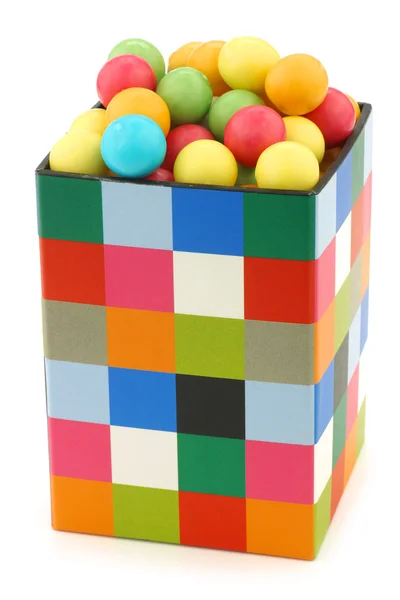 Kauwgomballen in een kleurrijke doos — Stockfoto
