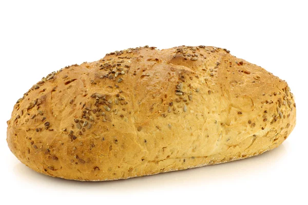 Nybakat bröd av kornbröd — Stockfoto