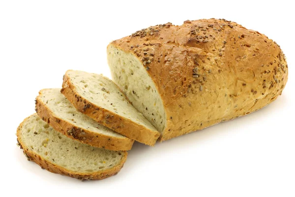新鲜出炉的玉米面包切的面包 — 图库照片