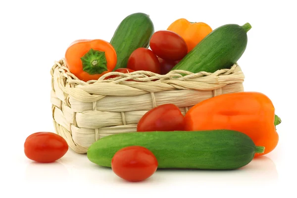 Verse plantaardige snacks in een geweven mand — Stockfoto